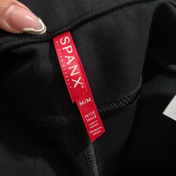 SPANX Women’s Black Cropped Pockets Leggings - Picture 8 of 15